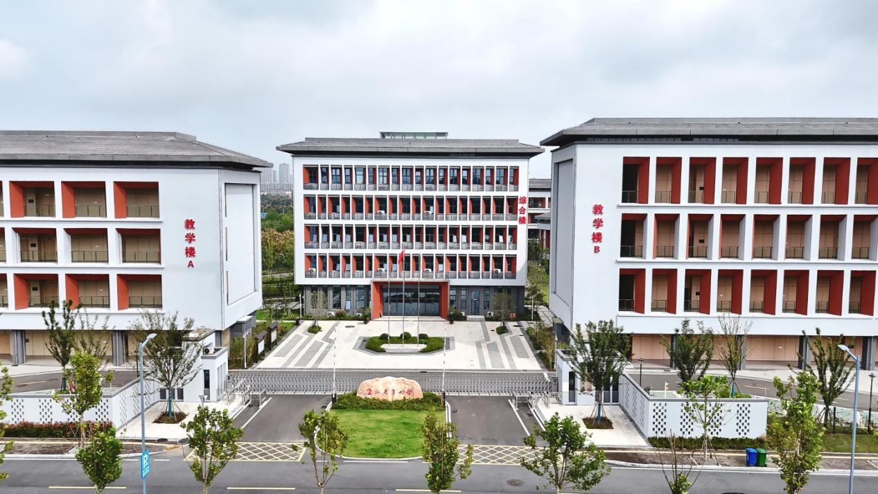 庐江老人真幸福，大学校园上“大学”