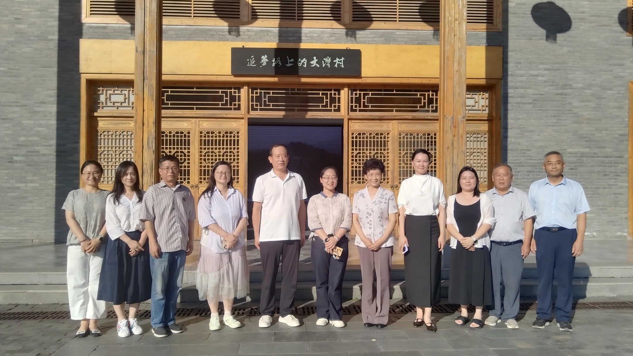 沪皖老年教育携手共建“游学养”新业态——上海老年大学来金寨调研“一红一绿”乡村振兴样板(图1)
