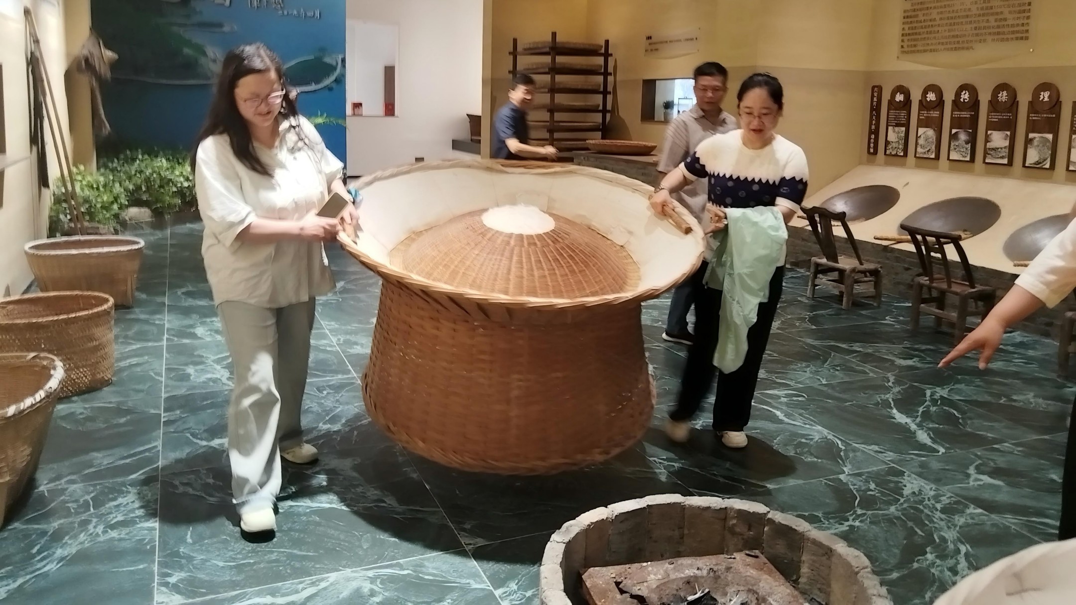 沪皖老年教育携手共建“游学养”新业态——上海老年大学来金寨调研“一红一绿”乡村振兴样板(图4)